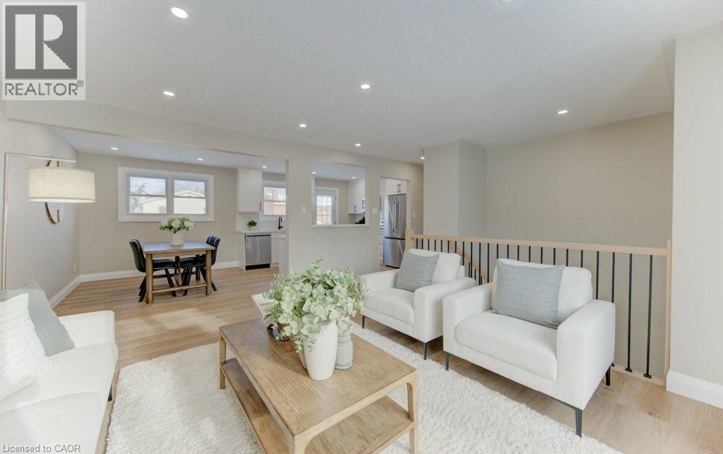402 Heritage Drive, Kitchener, ON - Indoor Photo Showing Living Room