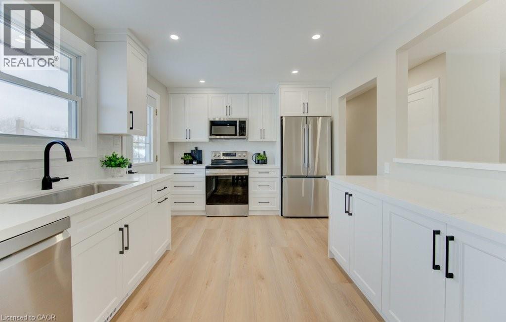 Kitchen with stainless steel appliances - 402 Heritage Drive, Kitchener, ON - Indoor Photo Showing Kitchen With Upgraded Kitchen
