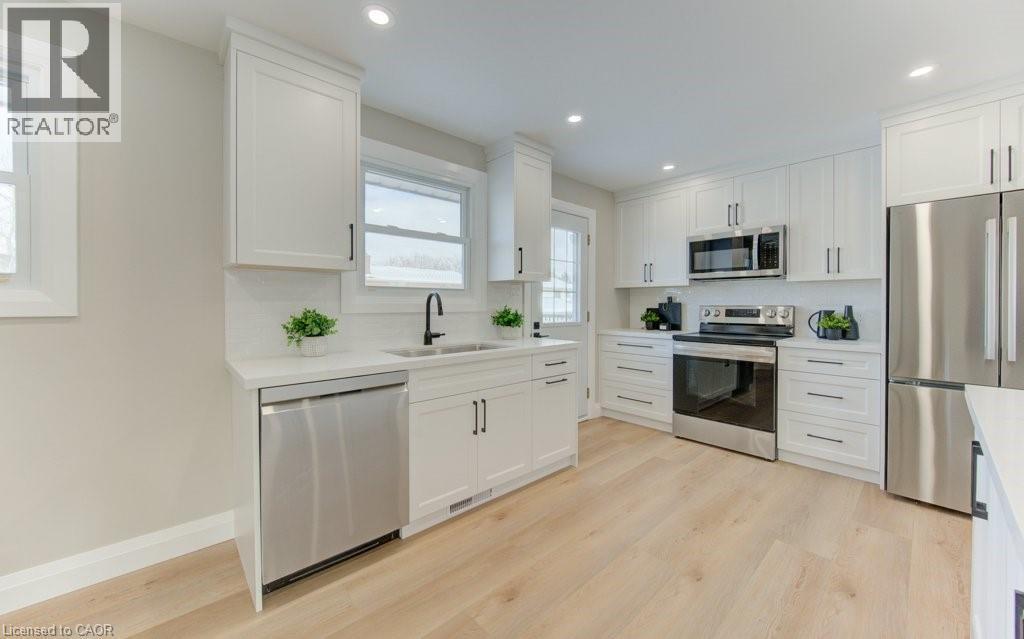 wide plank new floors - 402 Heritage Drive, Kitchener, ON - Indoor Photo Showing Kitchen With Upgraded Kitchen