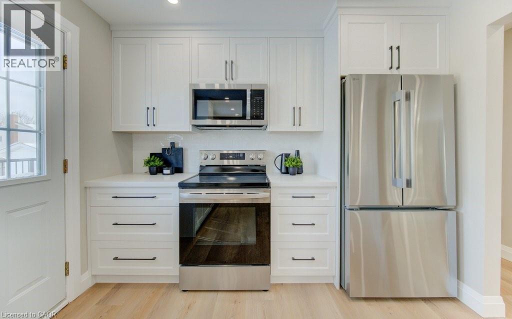 402 Heritage Drive, Kitchener, ON - Indoor Photo Showing Kitchen