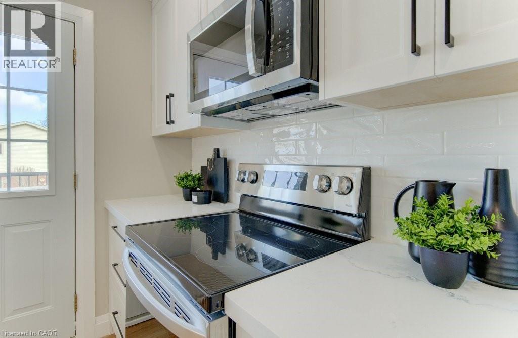 402 Heritage Drive, Kitchener, ON - Indoor Photo Showing Kitchen
