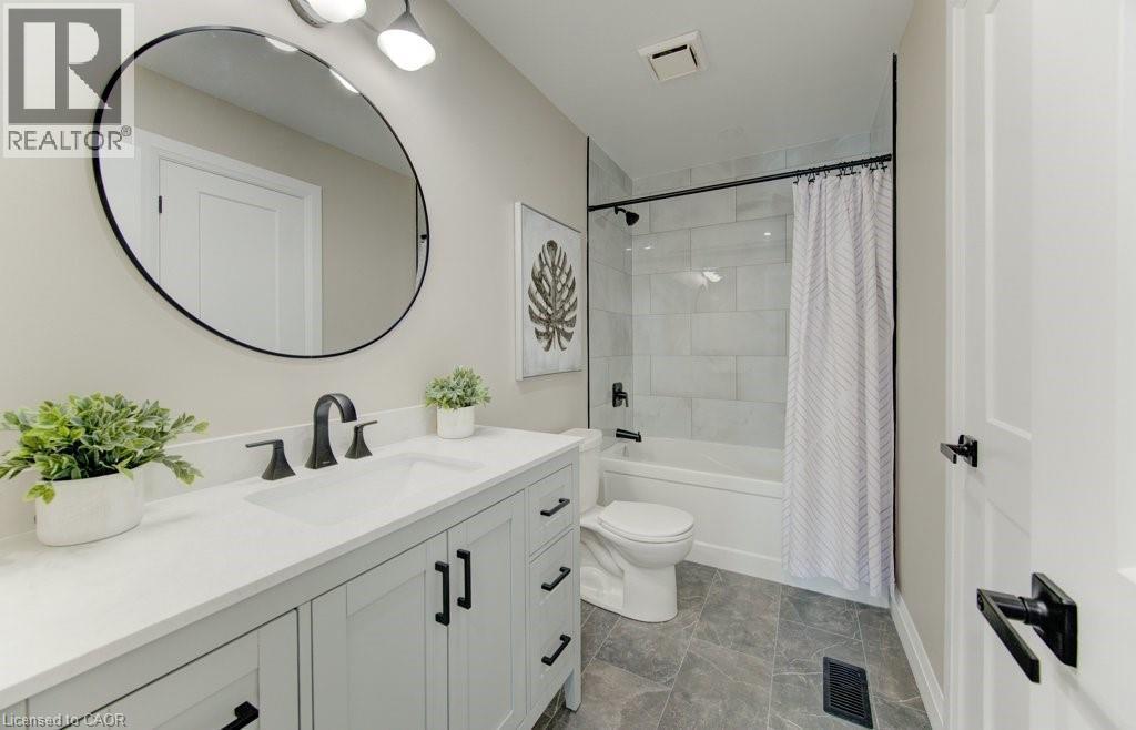 main level cheater 4pc ensuite - 402 Heritage Drive, Kitchener, ON - Indoor Photo Showing Bathroom