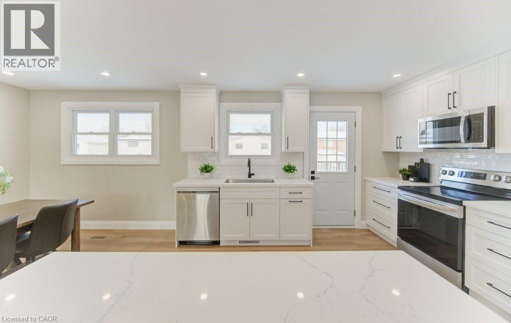 402 Heritage Drive, Kitchener, ON - Indoor Photo Showing Kitchen