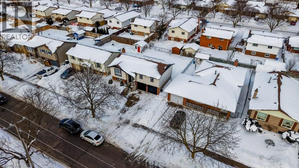 402 Heritage Drive, Kitchener, ON - Outdoor