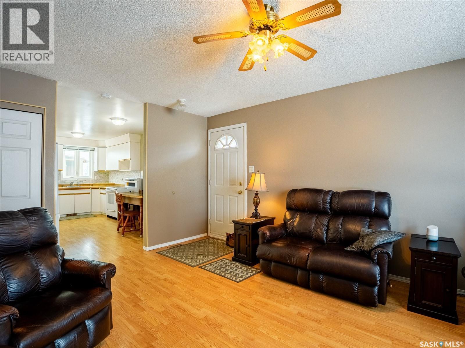 318 Forsyth Crescent, Regina, SK - Indoor Photo Showing Living Room