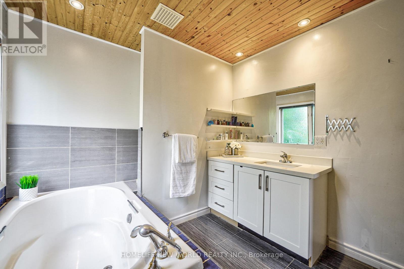 1305 Mineola Gardens, Mississauga, ON - Indoor Photo Showing Bathroom