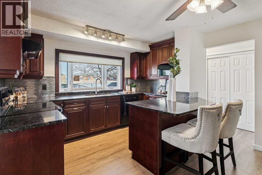195 Lake Adams Crescent Se, Calgary, AB - Indoor Photo Showing Kitchen