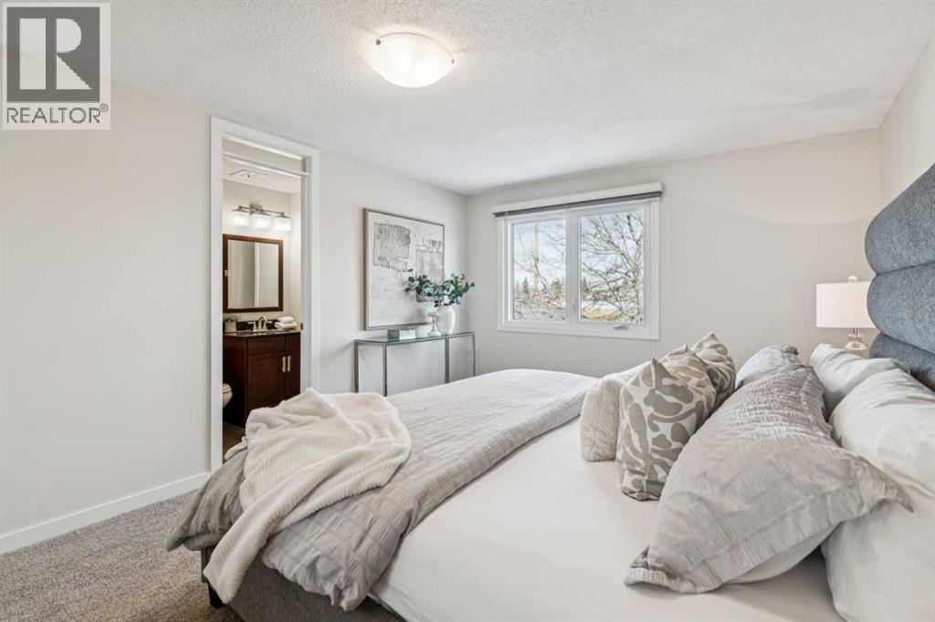 195 Lake Adams Crescent Se, Calgary, AB - Indoor Photo Showing Bedroom