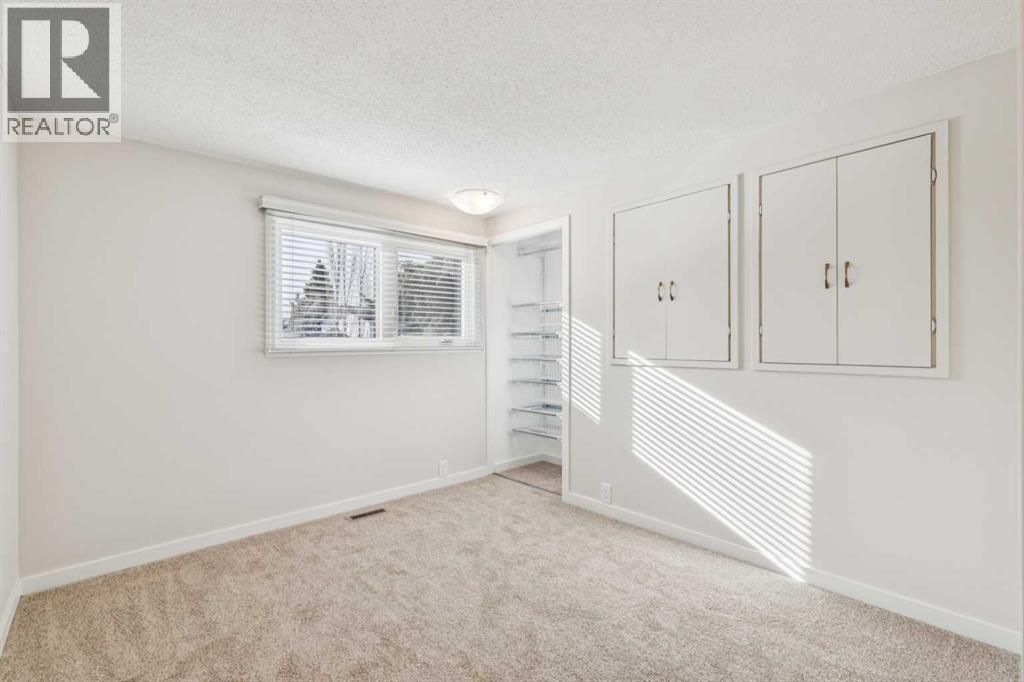 195 Lake Adams Crescent Se, Calgary, AB - Indoor Photo Showing Other Room