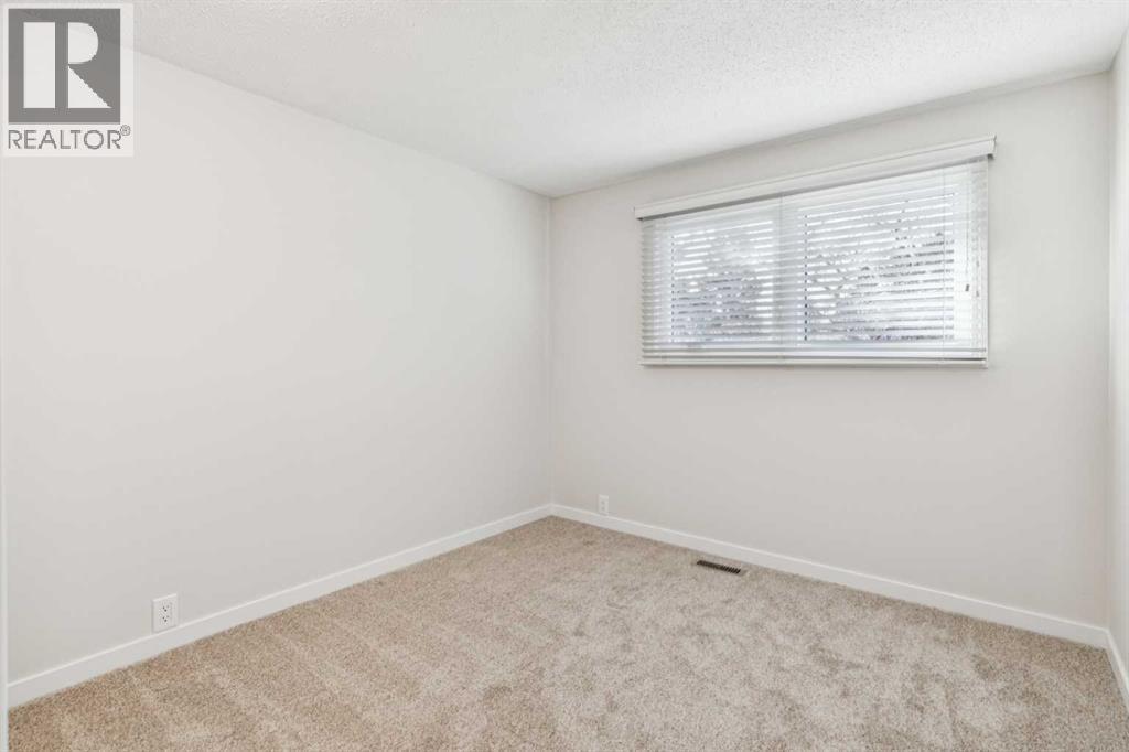 195 Lake Adams Crescent Se, Calgary, AB - Indoor Photo Showing Other Room
