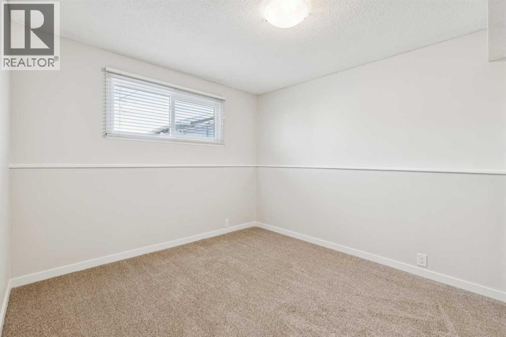 195 Lake Adams Crescent Se, Calgary, AB - Indoor Photo Showing Other Room