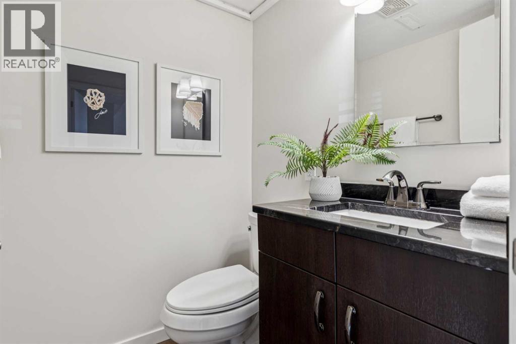 195 Lake Adams Crescent Se, Calgary, AB - Indoor Photo Showing Bathroom