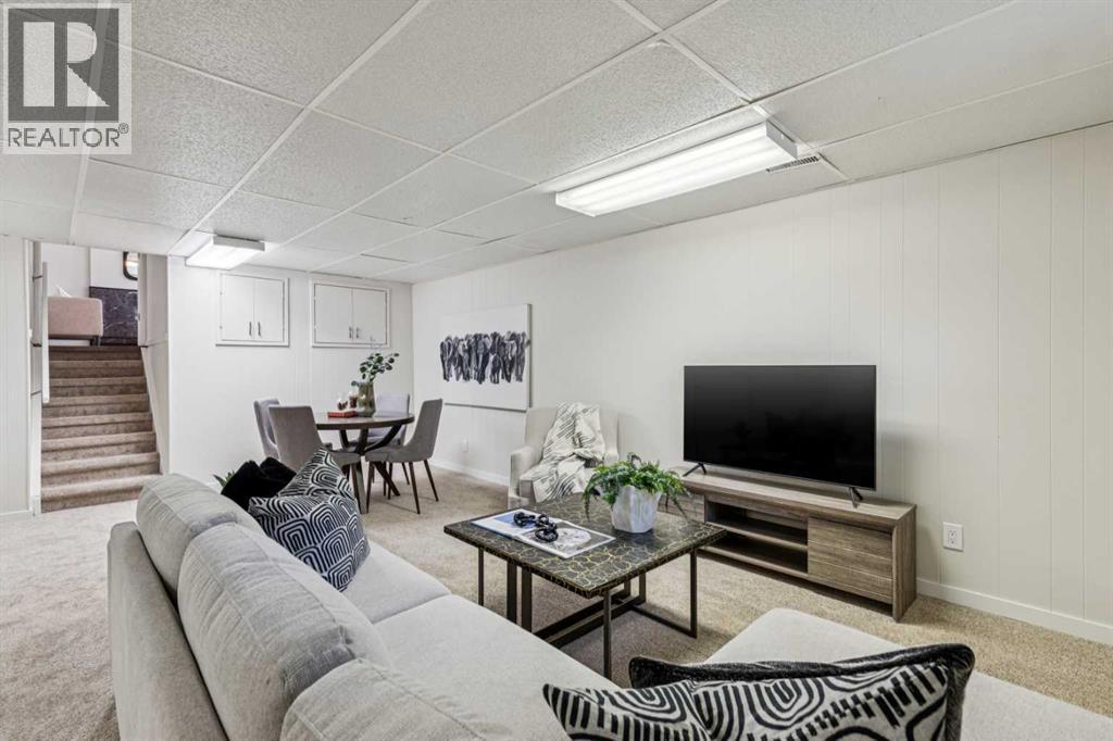 195 Lake Adams Crescent Se, Calgary, AB - Indoor Photo Showing Other Room