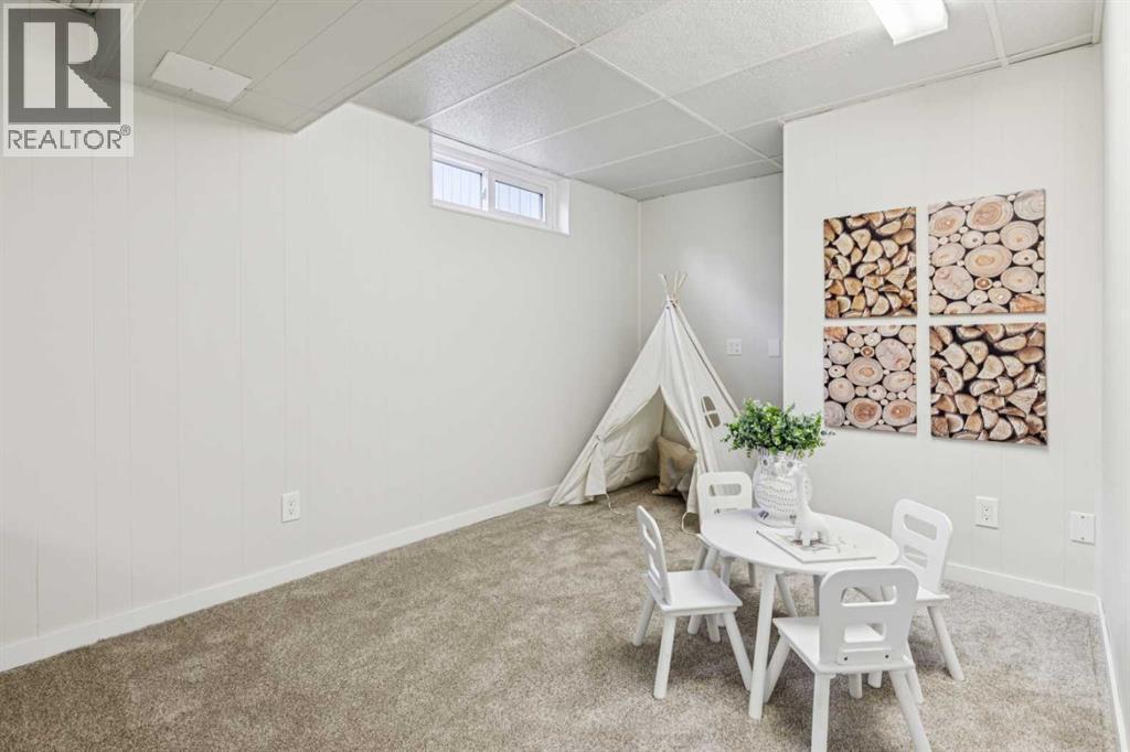 195 Lake Adams Crescent Se, Calgary, AB - Indoor Photo Showing Other Room