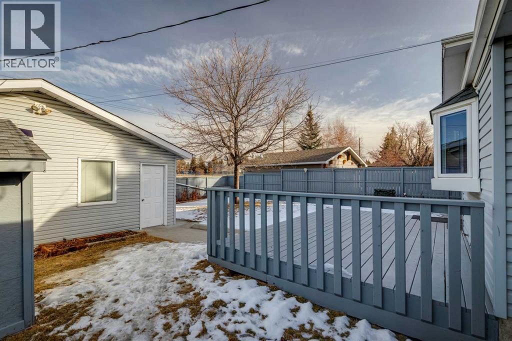 195 Lake Adams Crescent Se, Calgary, AB - Outdoor With Exterior