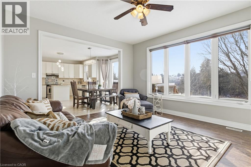 75 Chase Crescent, Cambridge, ON - Indoor Photo Showing Living Room
