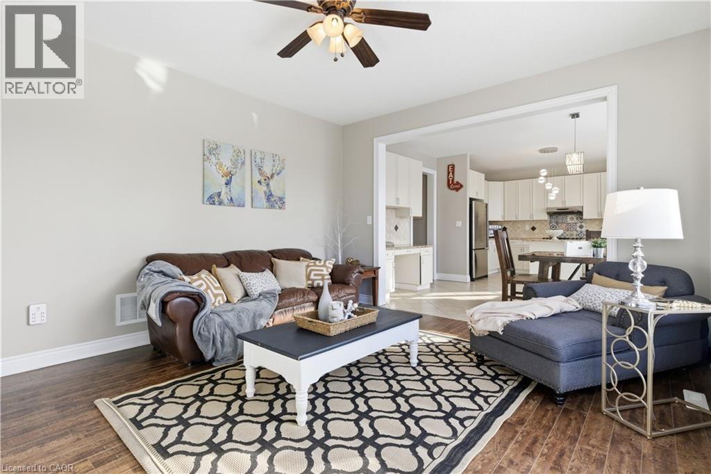 75 Chase Crescent, Cambridge, ON - Indoor Photo Showing Living Room