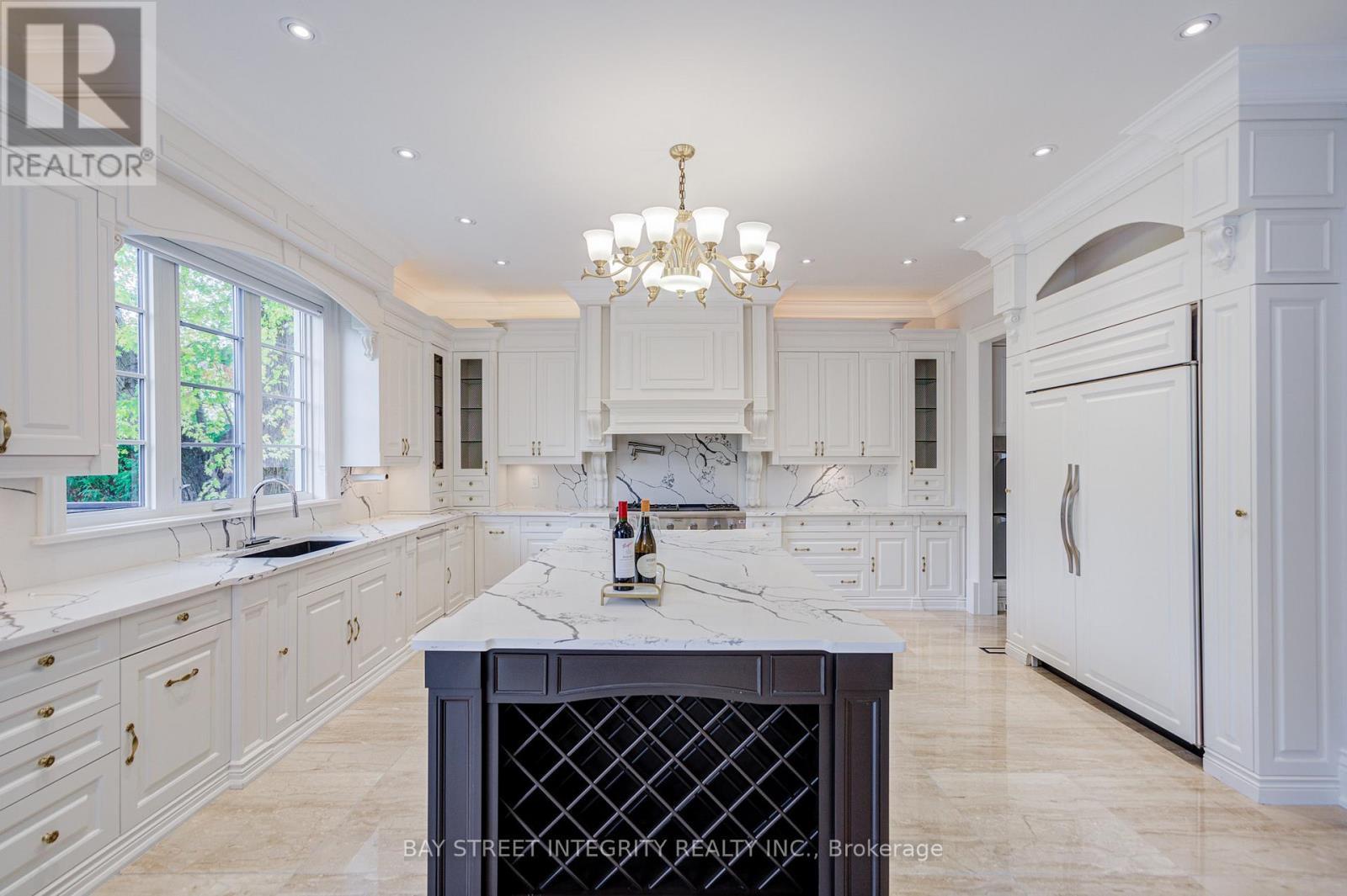 9 Highland Court, Aurora, ON - Indoor Photo Showing Kitchen