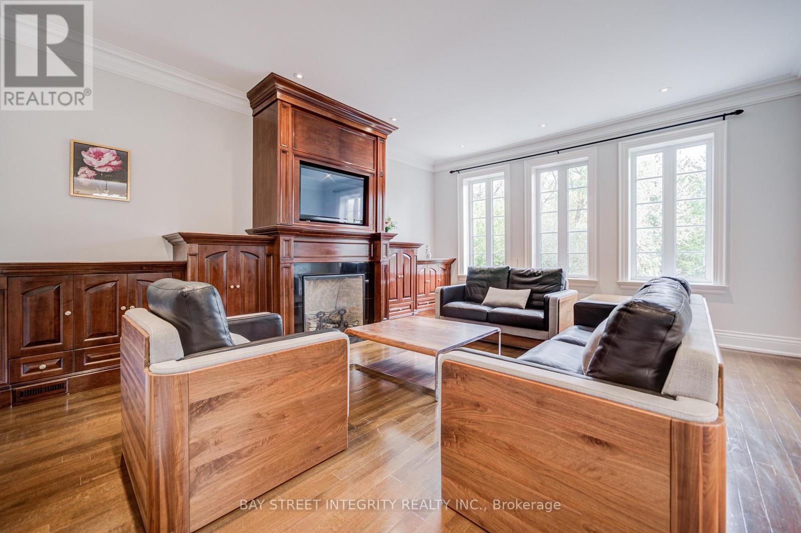 9 Highland Court, Aurora, ON - Indoor Photo Showing Living Room