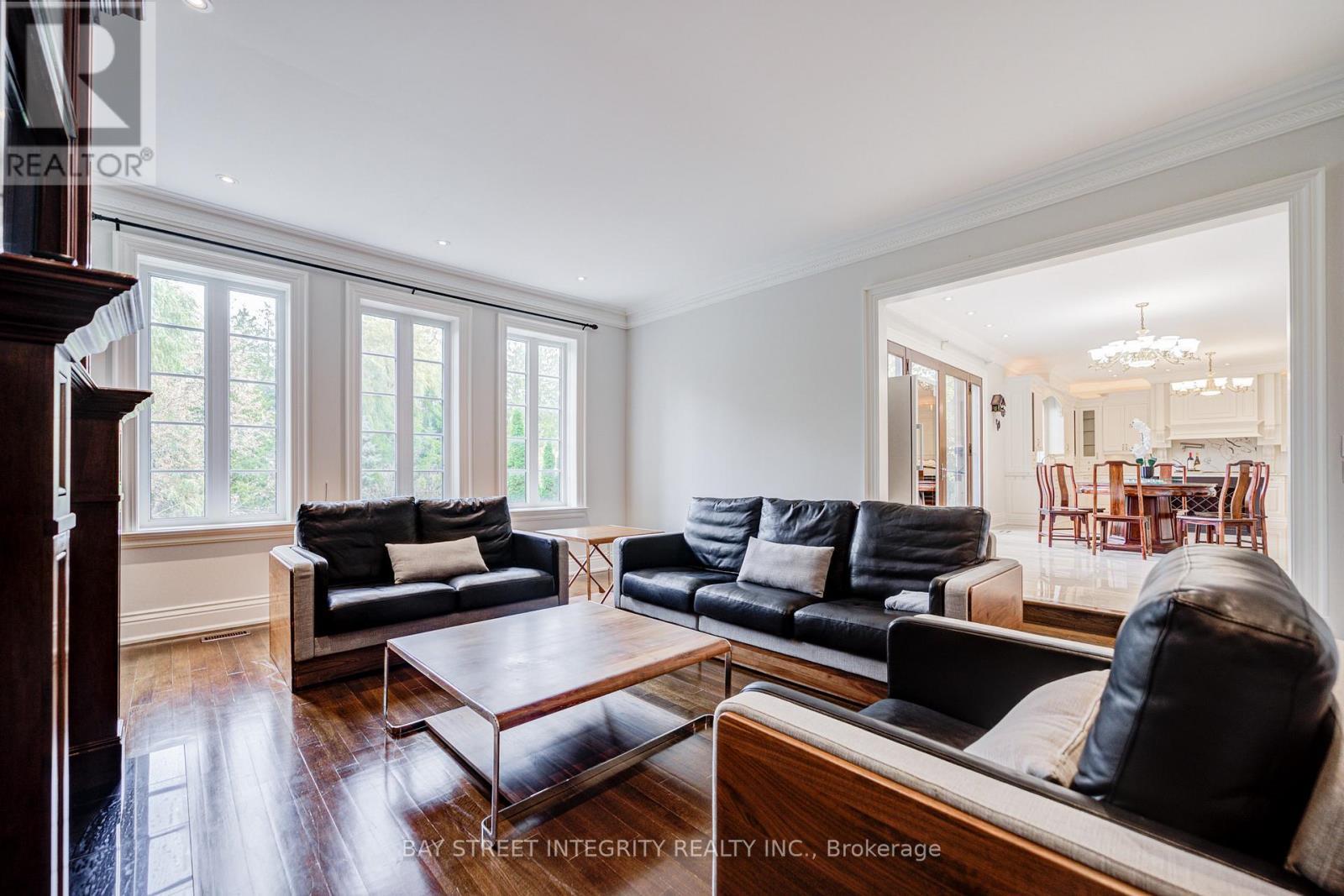 9 Highland Court, Aurora, ON - Indoor Photo Showing Living Room
