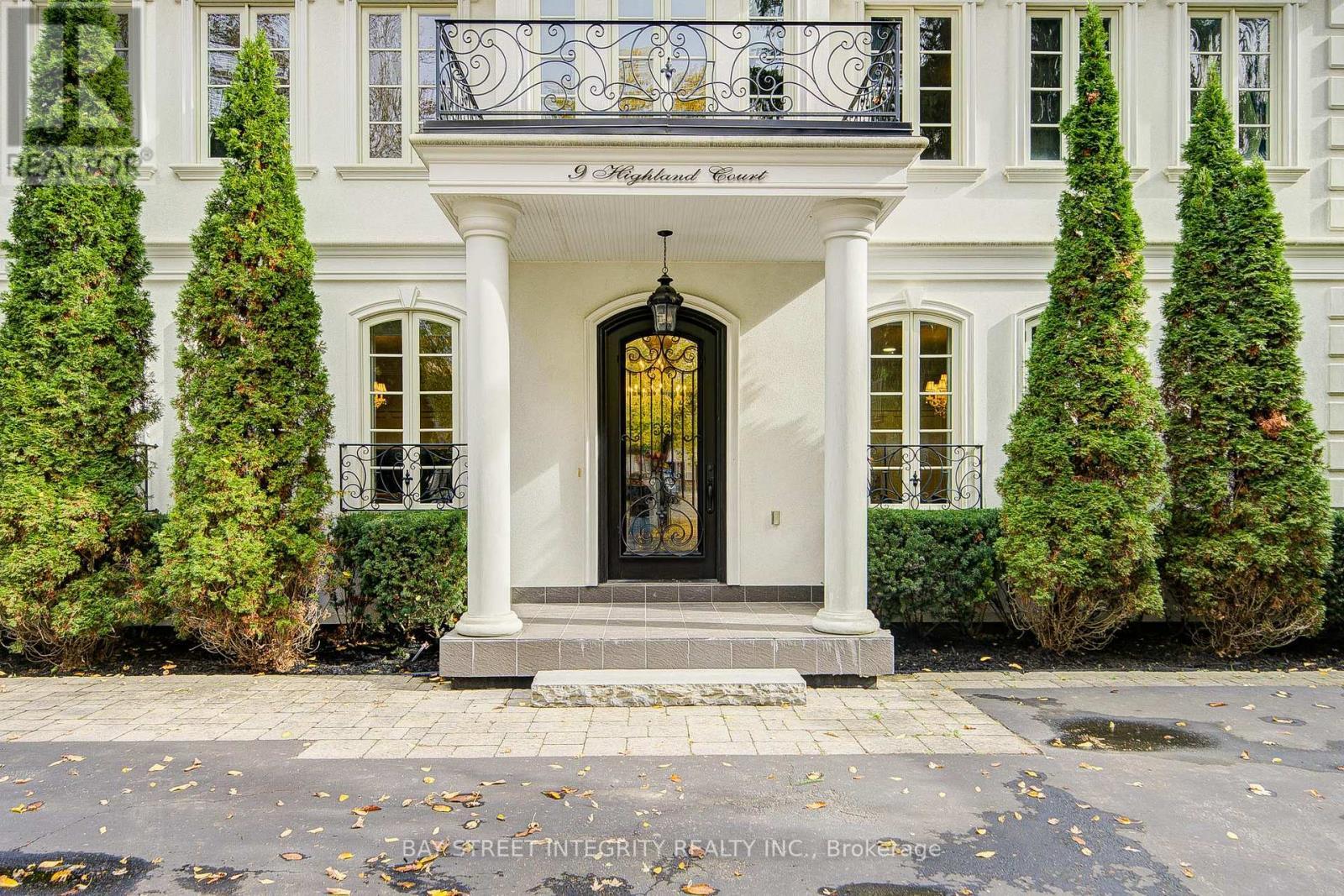 9 Highland Court, Aurora, ON - Outdoor With Facade