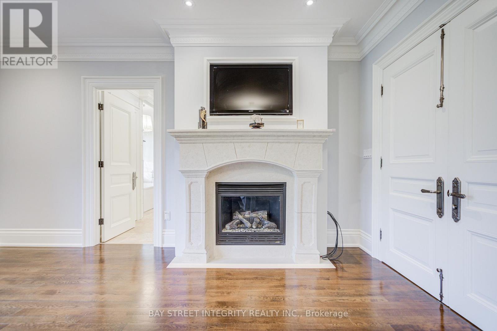 9 Highland Court, Aurora, ON - Indoor Photo Showing Living Room With Fireplace