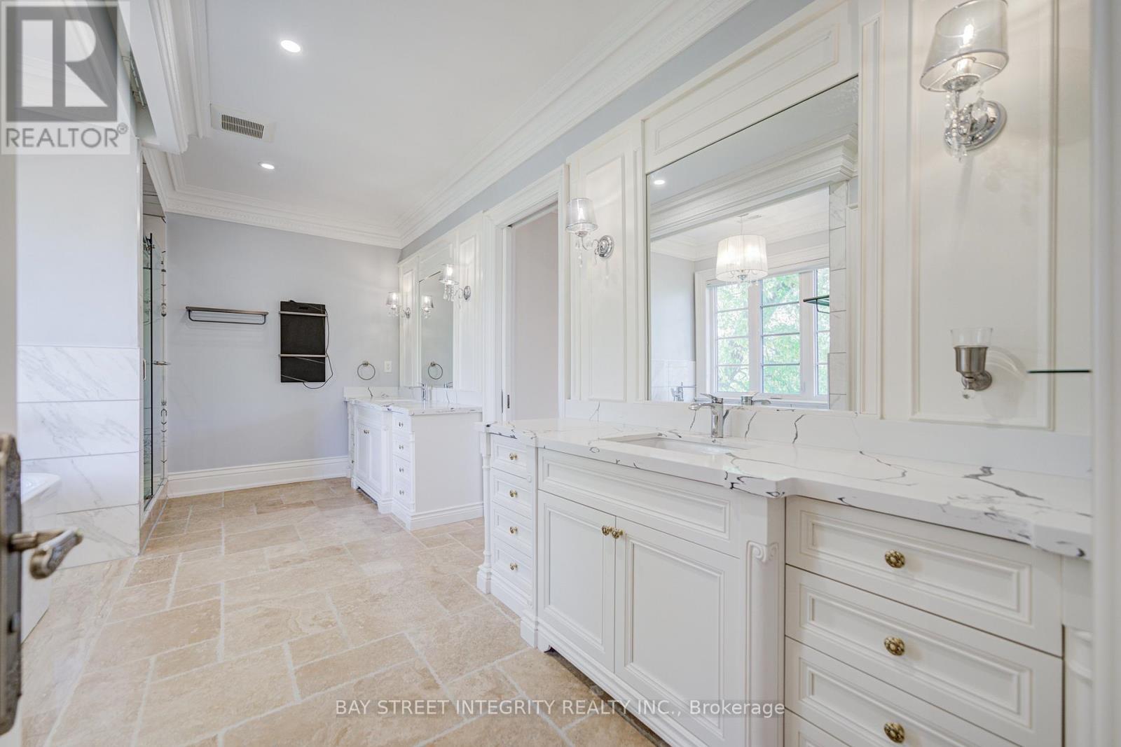 9 Highland Court, Aurora, ON - Indoor Photo Showing Bathroom