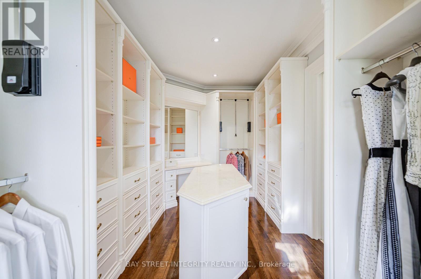 9 Highland Court, Aurora, ON - Indoor