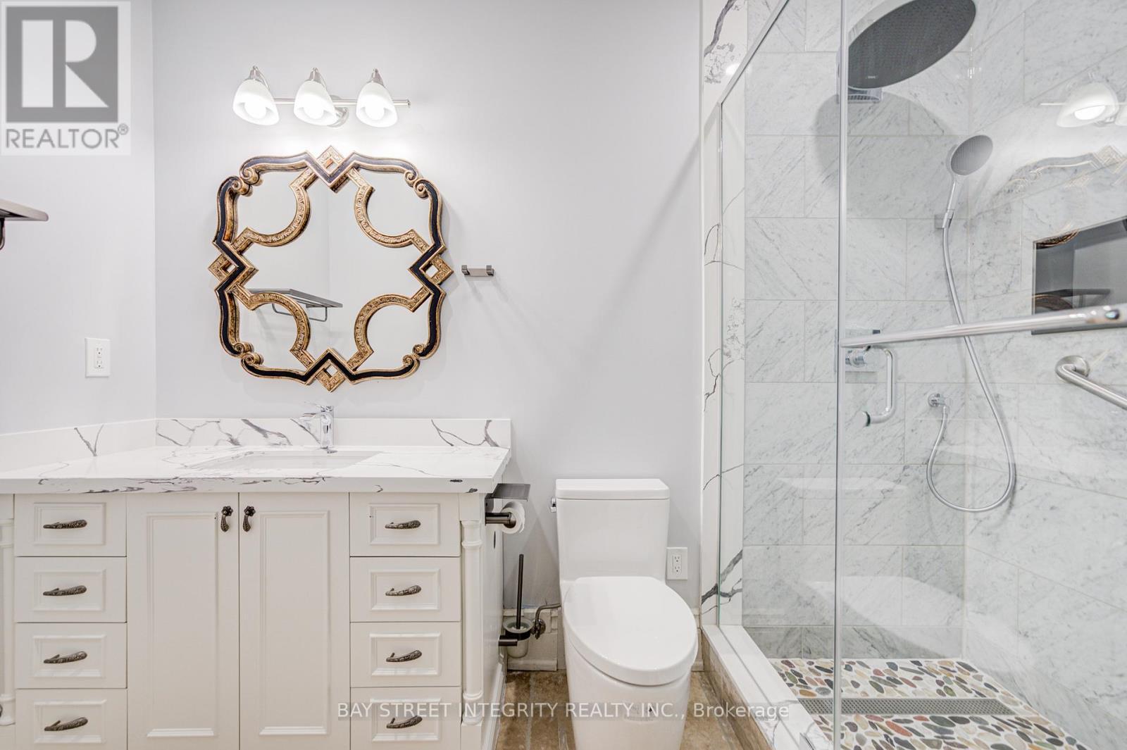 9 Highland Court, Aurora, ON - Indoor Photo Showing Bathroom