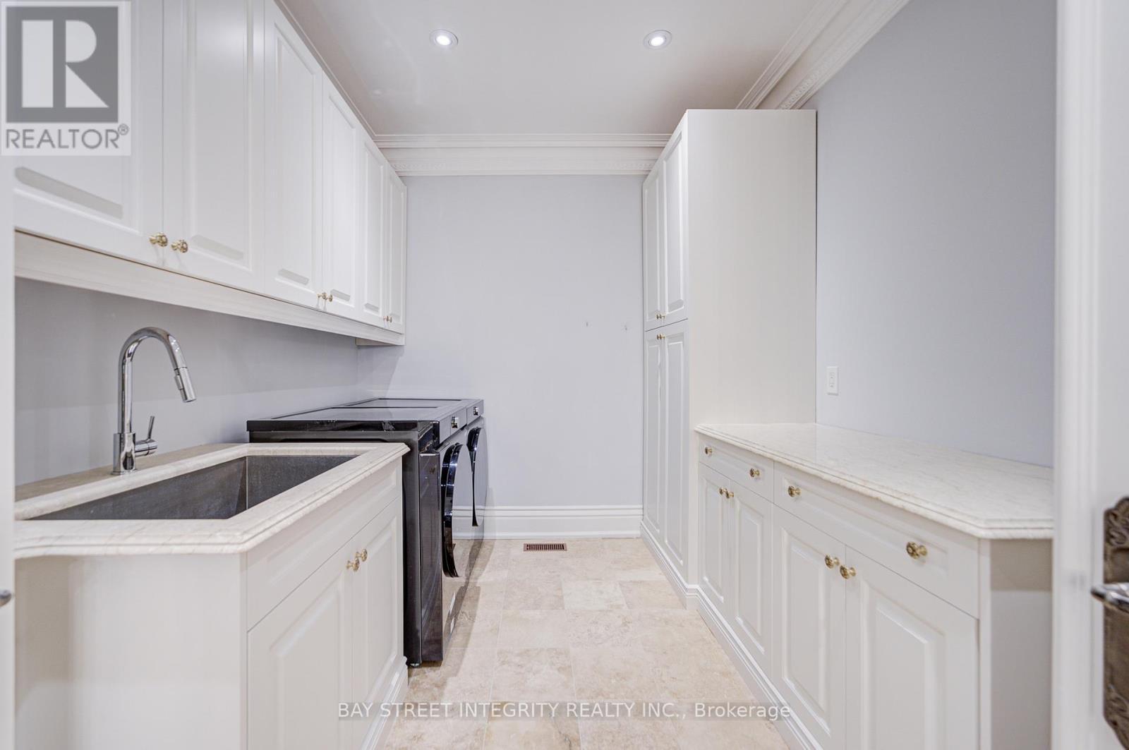 9 Highland Court, Aurora, ON - Indoor Photo Showing Other Room