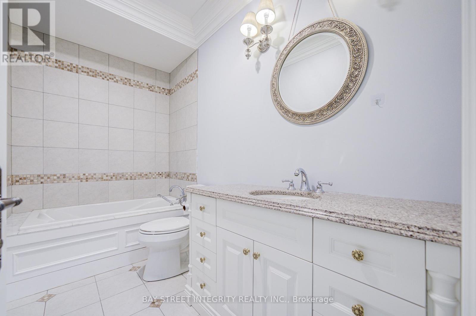 9 Highland Court, Aurora, ON - Indoor Photo Showing Bathroom