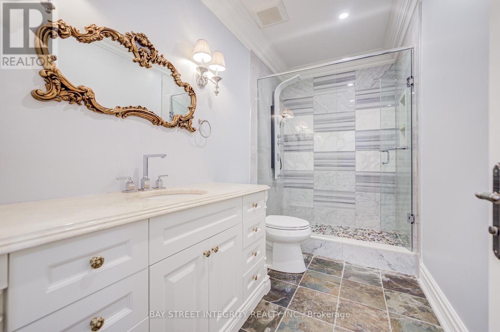 9 Highland Court, Aurora, ON - Indoor Photo Showing Bathroom