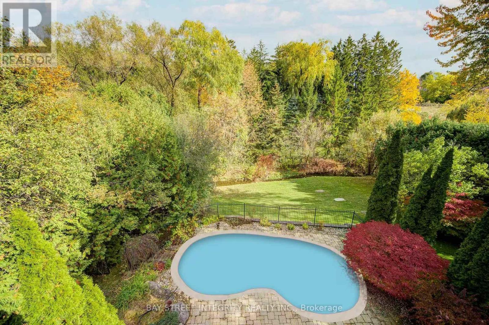 9 Highland Court, Aurora, ON - Outdoor With In Ground Pool