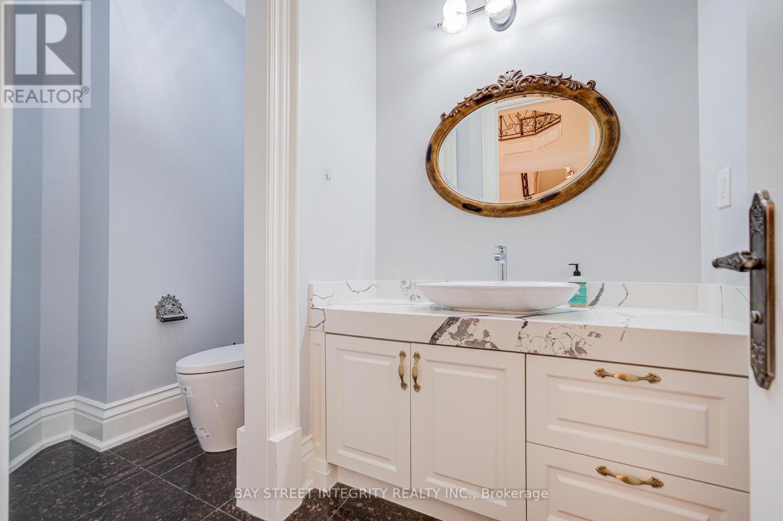 9 Highland Court, Aurora, ON - Indoor Photo Showing Bathroom