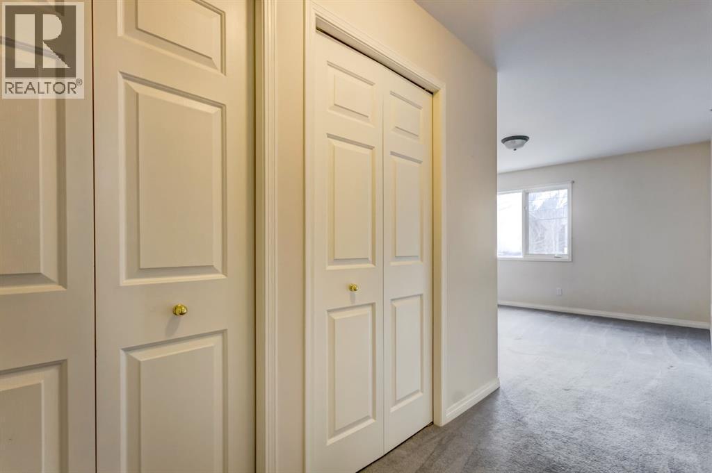 4, 704 8Th Avenue, Canmore, AB - Indoor Photo Showing Other Room