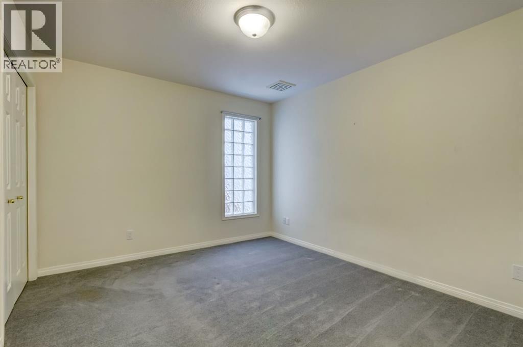 4, 704 8Th Avenue, Canmore, AB - Indoor Photo Showing Other Room