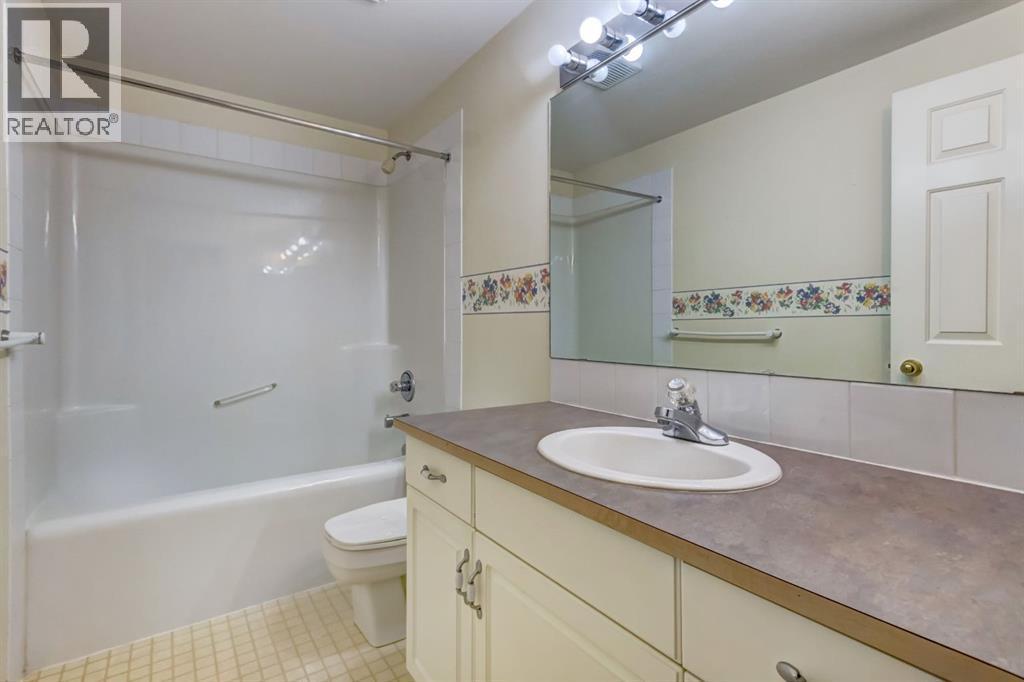 4, 704 8Th Avenue, Canmore, AB - Indoor Photo Showing Bathroom