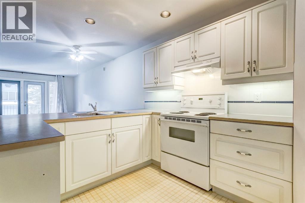 4, 704 8Th Avenue, Canmore, AB - Indoor Photo Showing Kitchen With Double Sink