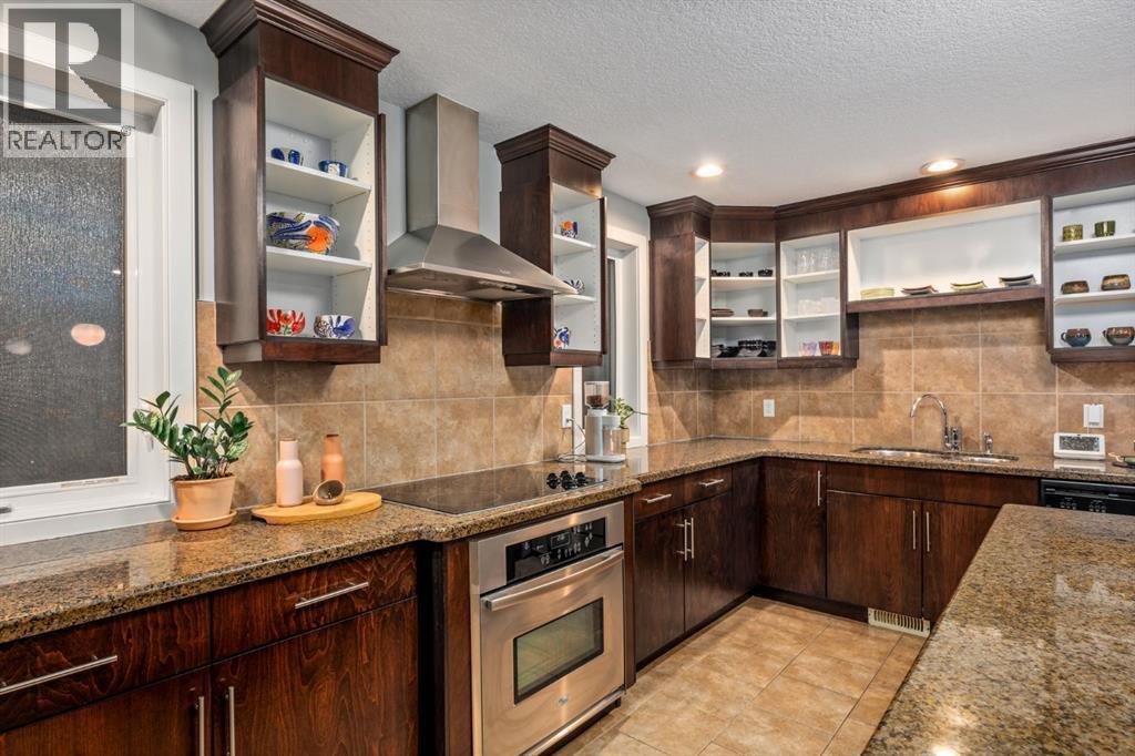 2915 17 Street Sw, Calgary, AB - Indoor Photo Showing Kitchen With Upgraded Kitchen