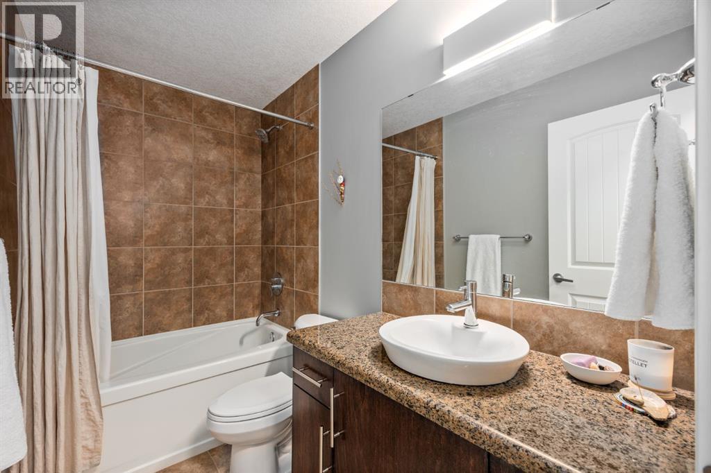 2915 17 Street Sw, Calgary, AB - Indoor Photo Showing Bathroom