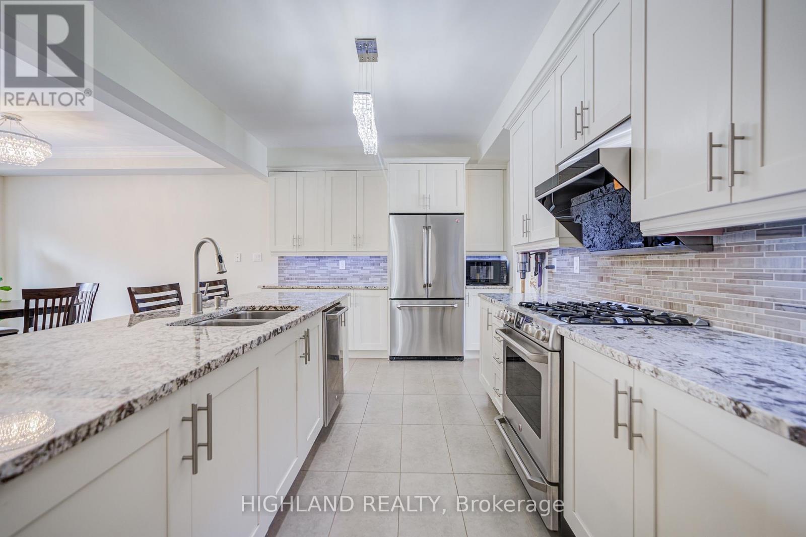 1569 Eglinton Avenue W, Mississauga, ON - Indoor Photo Showing Kitchen With Double Sink With Upgraded Kitchen