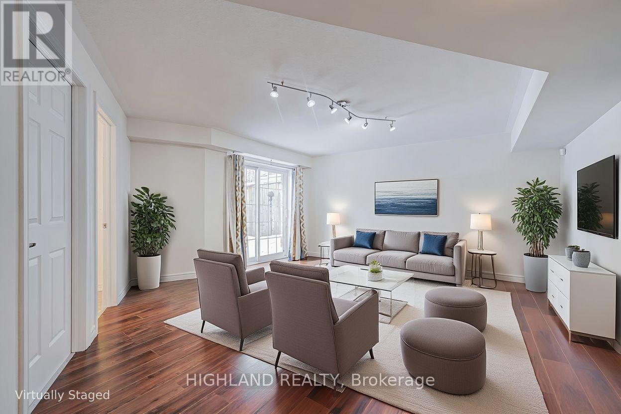 1569 Eglinton Avenue W, Mississauga, ON - Indoor Photo Showing Living Room