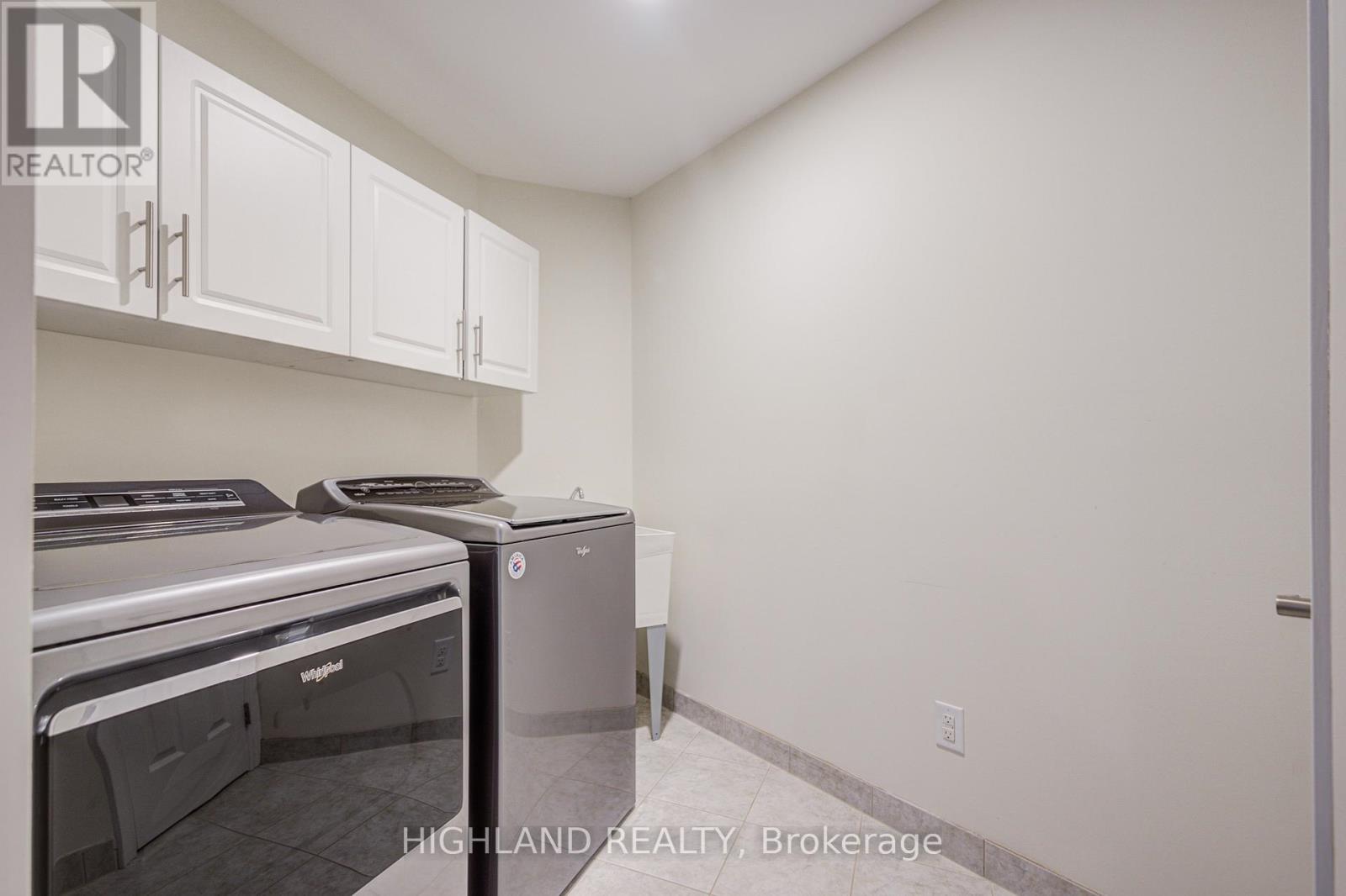 1569 Eglinton Avenue W, Mississauga, ON - Indoor Photo Showing Laundry Room