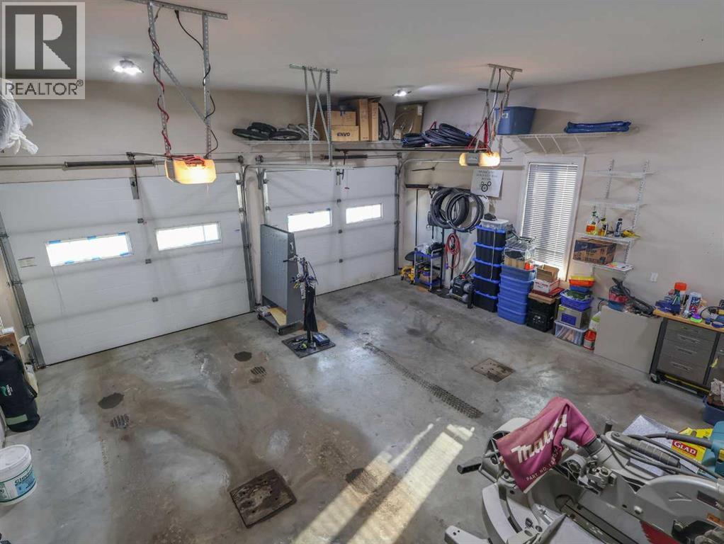 4020 Monarch Way, Stettler, AB - Indoor Photo Showing Garage