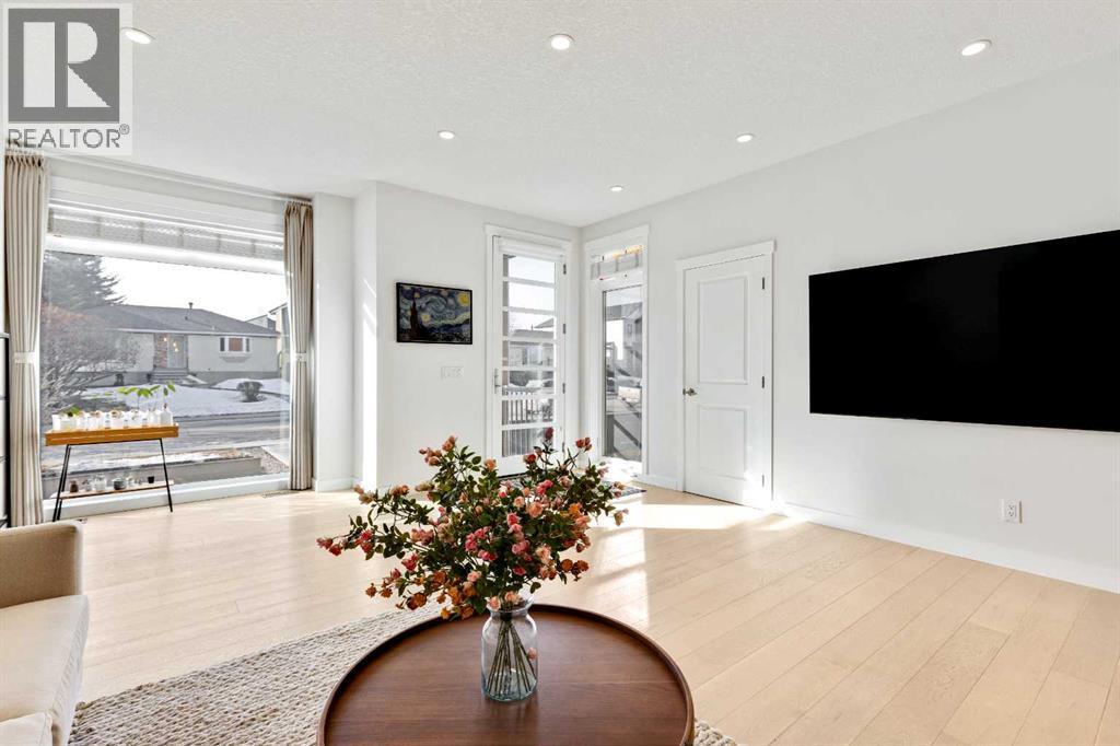 2728 Cochrane Road Nw, Calgary, AB - Indoor Photo Showing Living Room