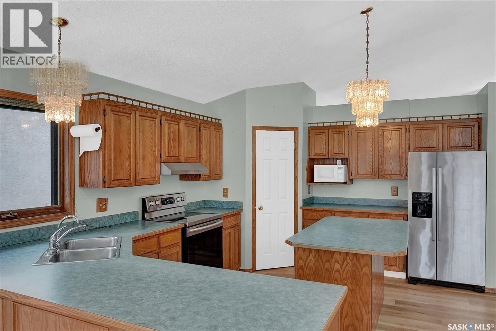 4154 Wascana Ridge Place, Regina, SK - Indoor Photo Showing Kitchen With Double Sink