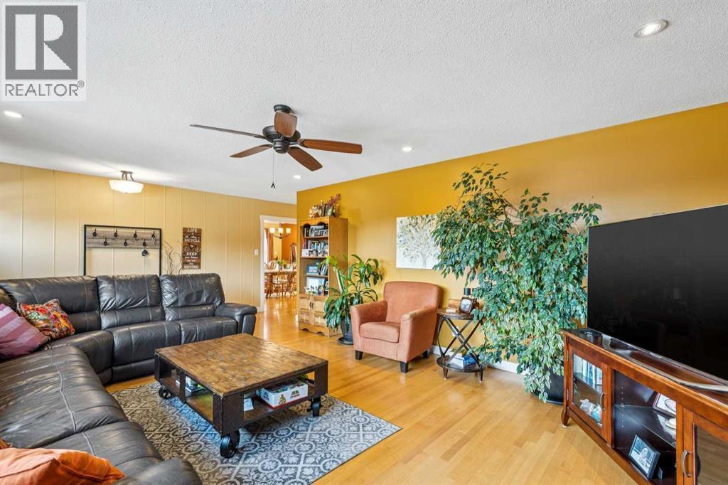 1507 Cayuga Drive Nw, Calgary, AB - Indoor Photo Showing Living Room