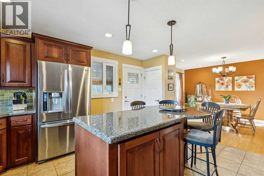 1507 Cayuga Drive Nw, Calgary, AB - Indoor Photo Showing Kitchen With Upgraded Kitchen