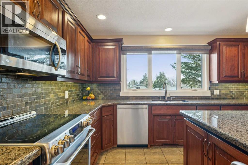 1507 Cayuga Drive Nw, Calgary, AB - Indoor Photo Showing Kitchen