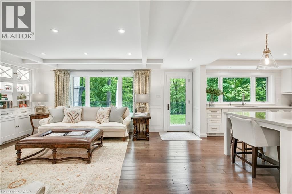 61 Oak Knoll Drive, Hamilton, ON - Indoor Photo Showing Living Room